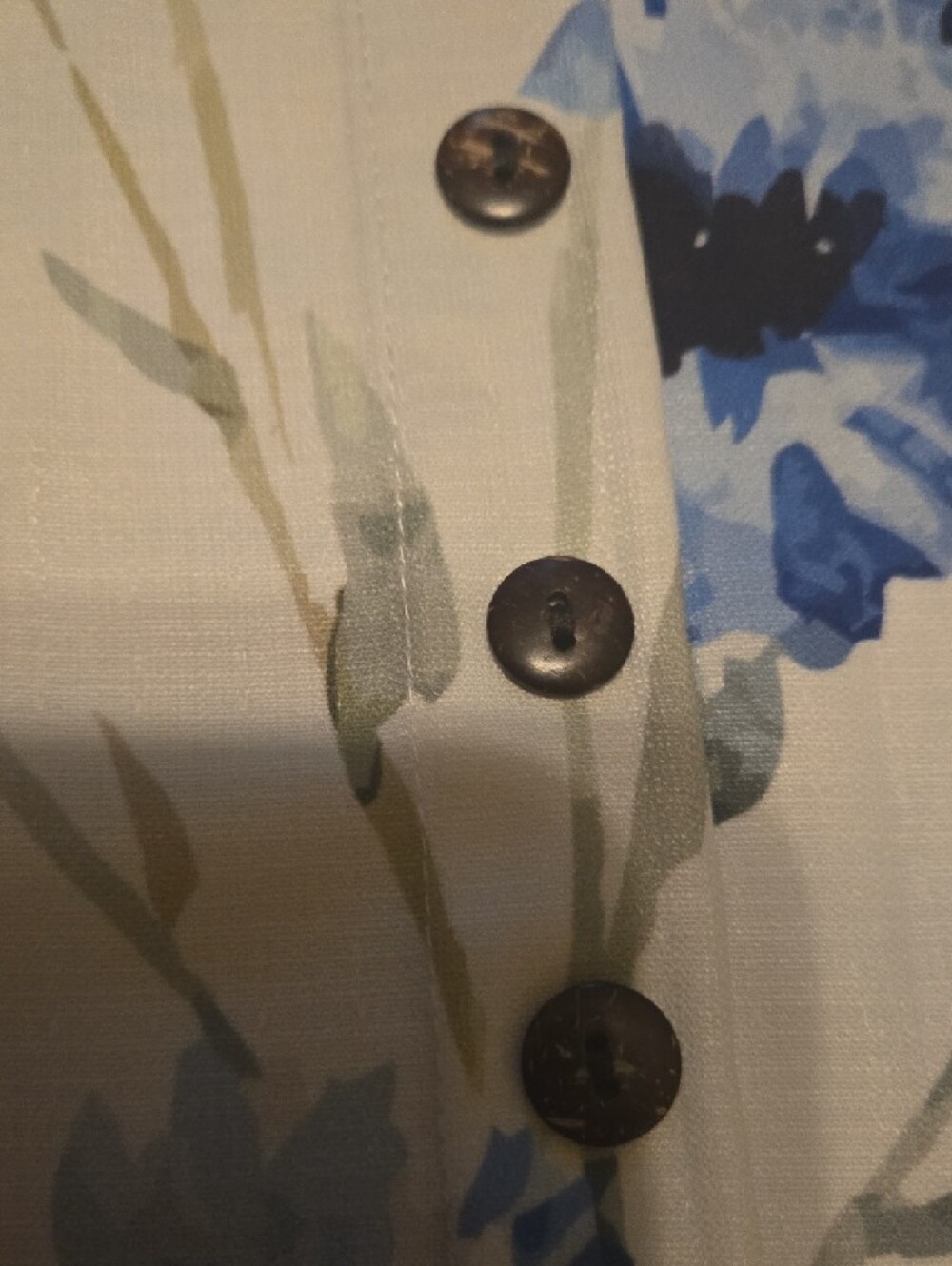 Just Fashion Now White Short-Sleeve Blue Floral Blouse W/ Button Accents L - Picture 6 of 9
